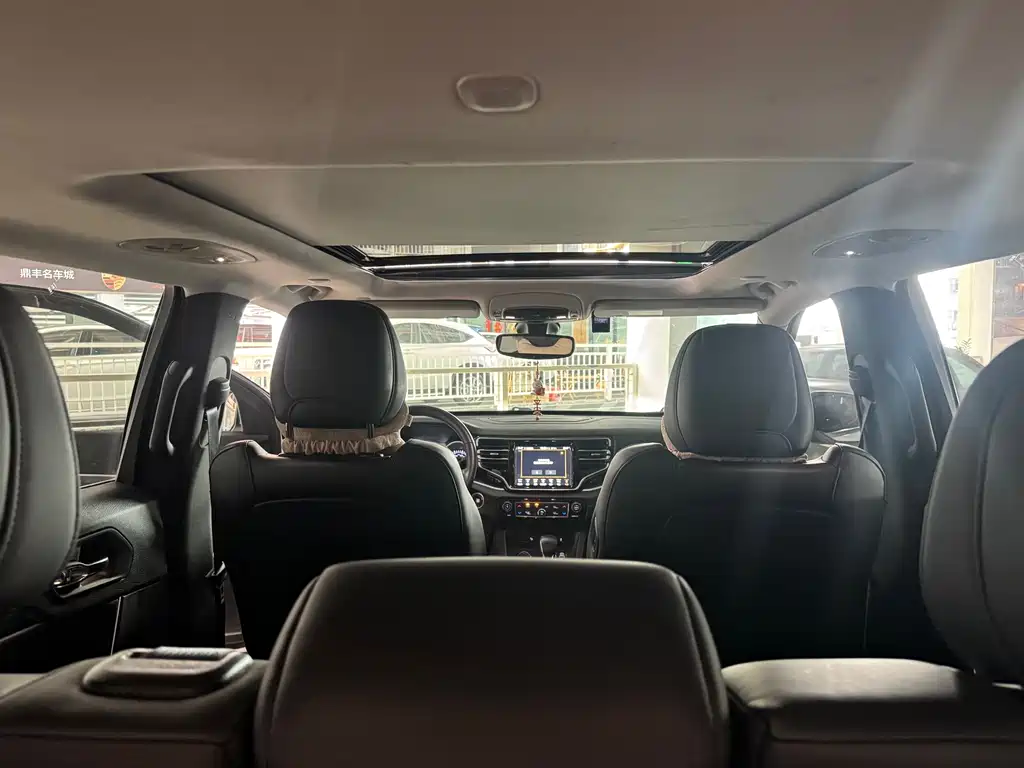 Jeep Grand Commander — миниатюра 12