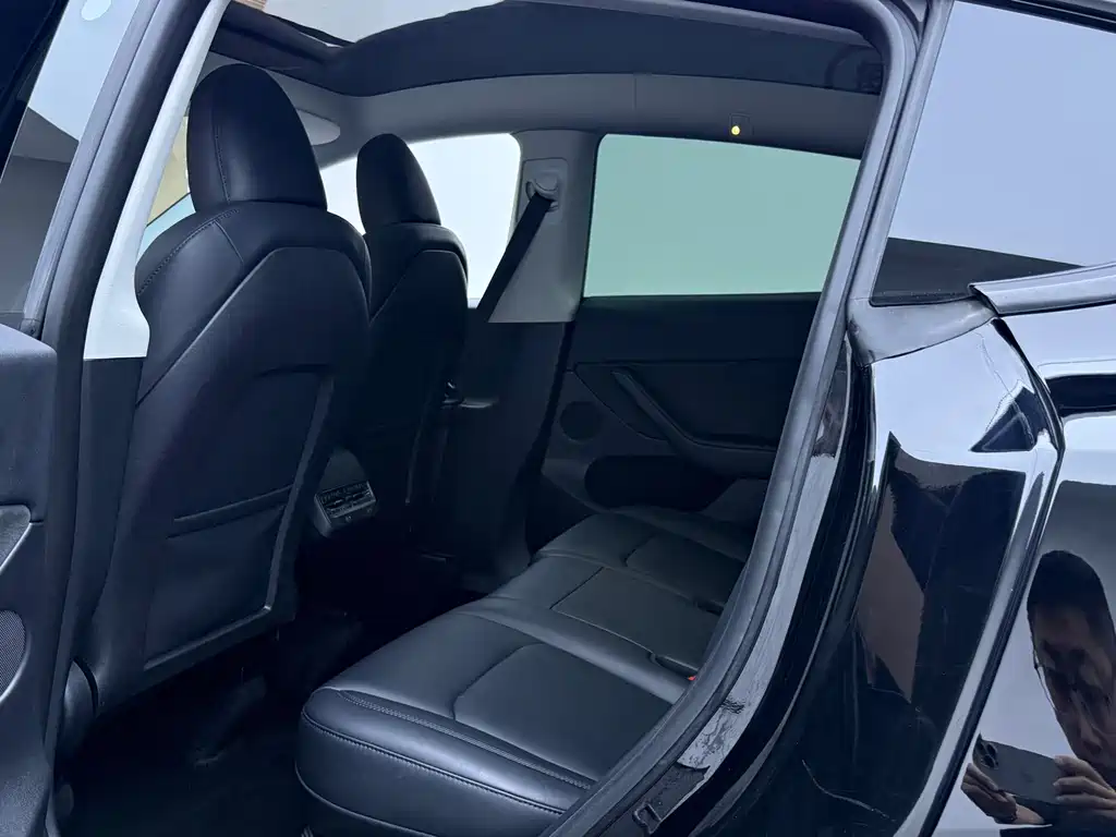 Tesla Model Y — миниатюра 8