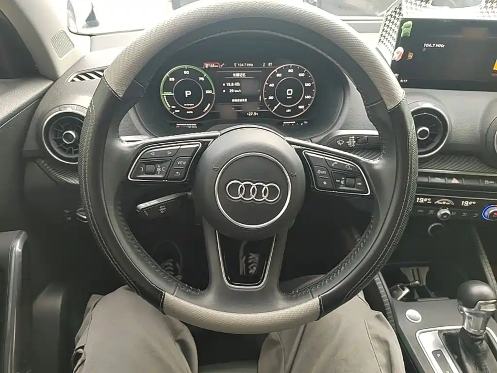 Audi Q2L e-tron — миниатюра 11