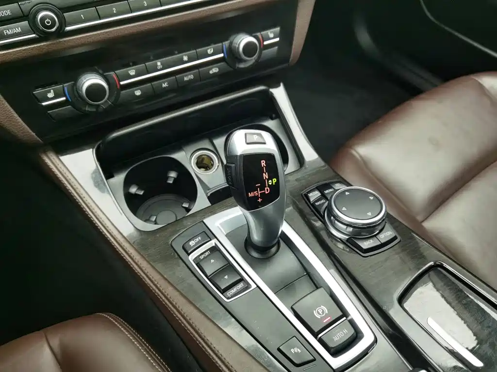 BMW 5 Series — миниатюра 13