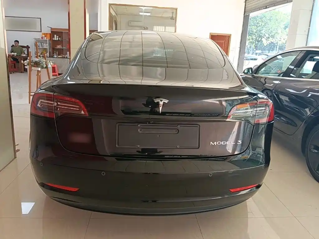 Tesla Model 3 — миниатюра 6