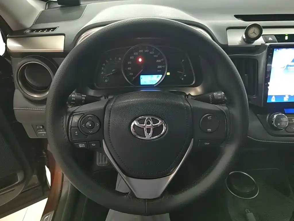 Toyota RAV4 — миниатюра 11