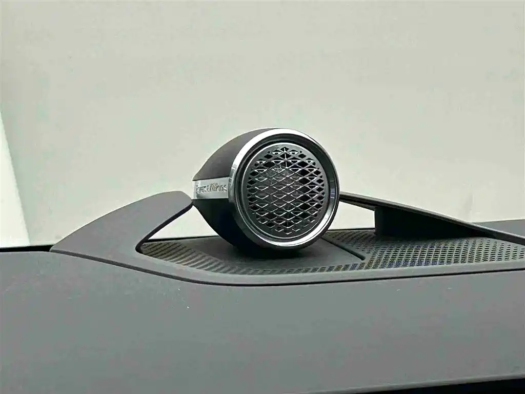 Volvo EM90 2025 Ultra мест
