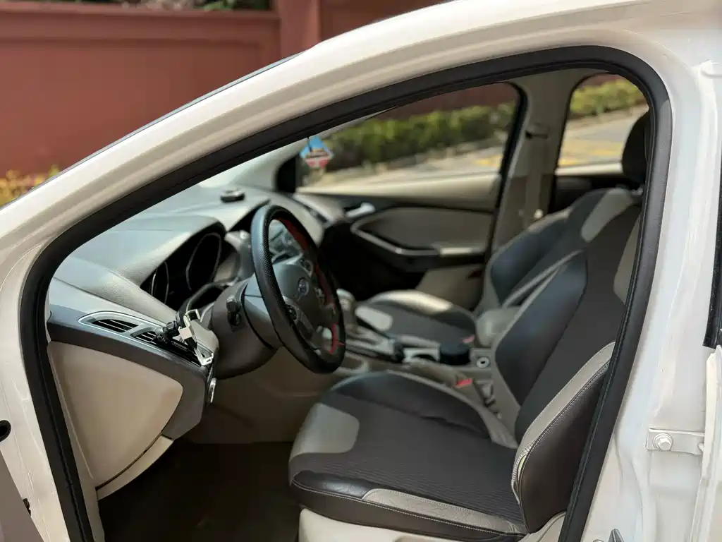 Ford Focus 2012 1.6L AT