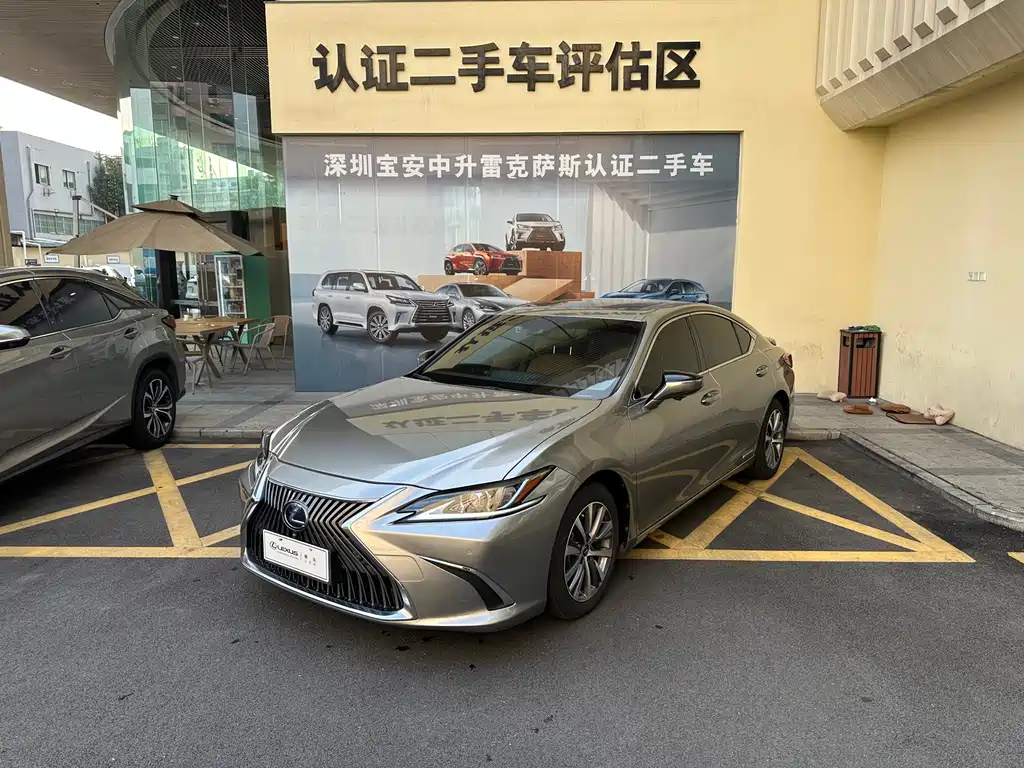 Lexus ES 2020
