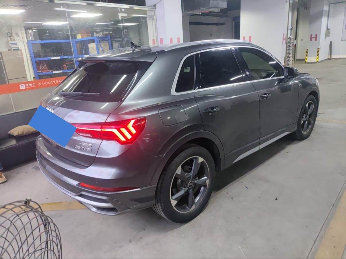Audi Q3 1.4 л 2022 г. Серебристо-серый, пробег 40000 км