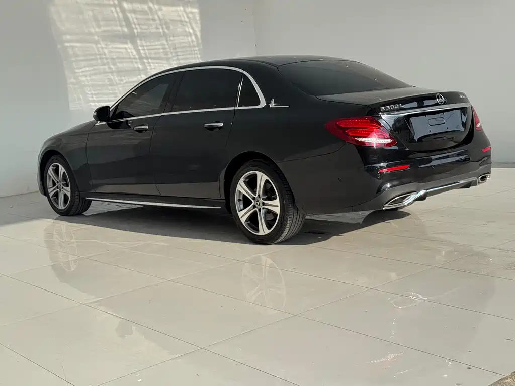 Mercedes-Benz E-Class — миниатюра 7
