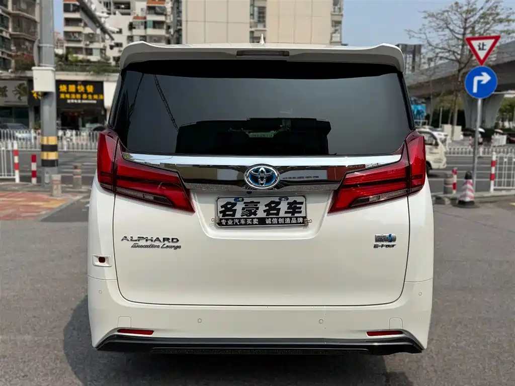 Toyota Alphard - фото 5
