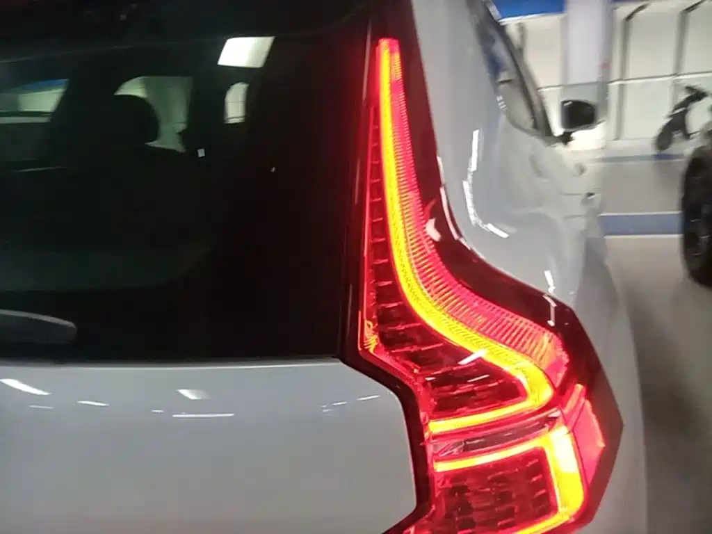 Volvo XC60 PHEV — миниатюра 8