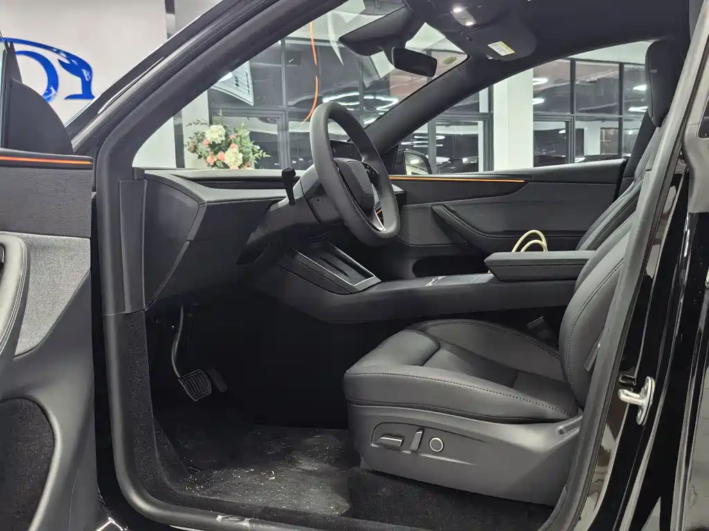 Tesla Model Y — миниатюра 8
