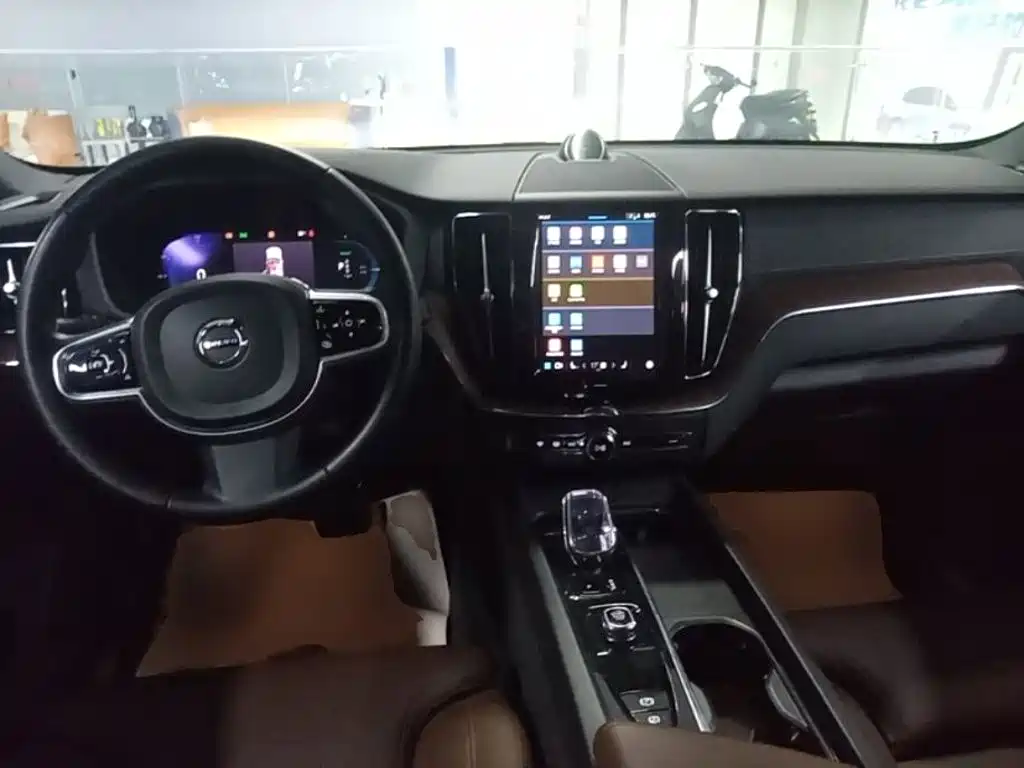 Volvo XC60 PHEV — миниатюра 10
