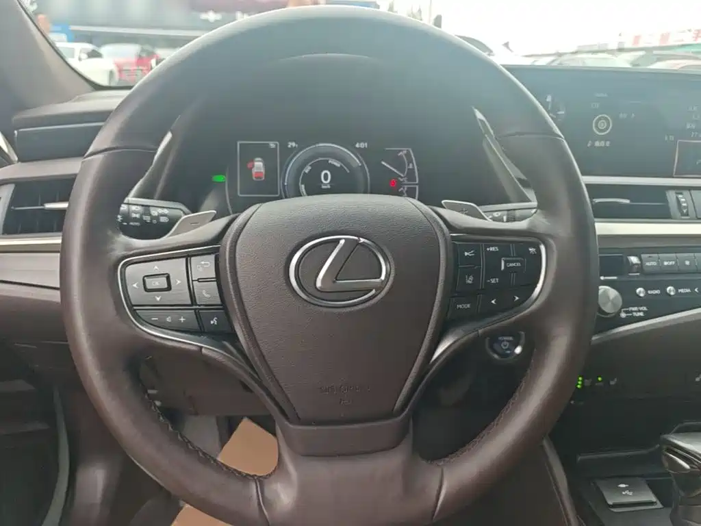 Lexus ES — миниатюра 11