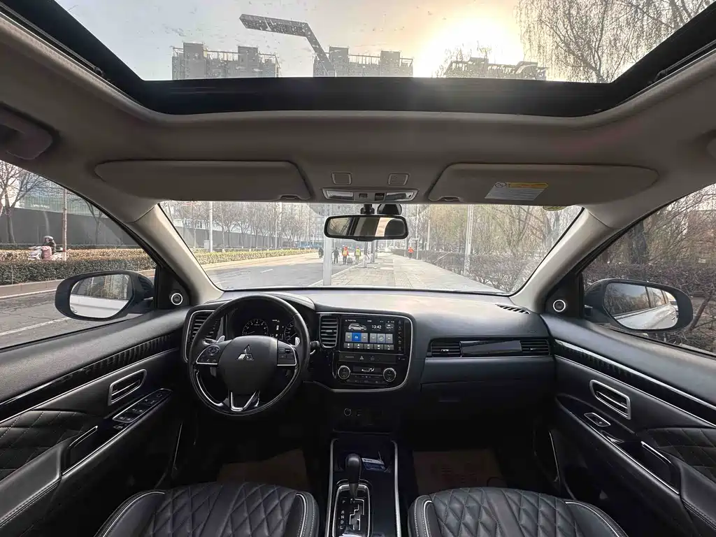 MITSUBISHI OUTLANDER