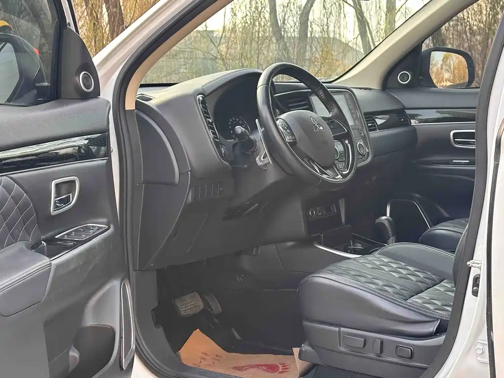 MITSUBISHI OUTLANDER