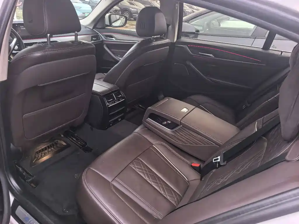 BMW 5 Series New Energy — миниатюра 5
