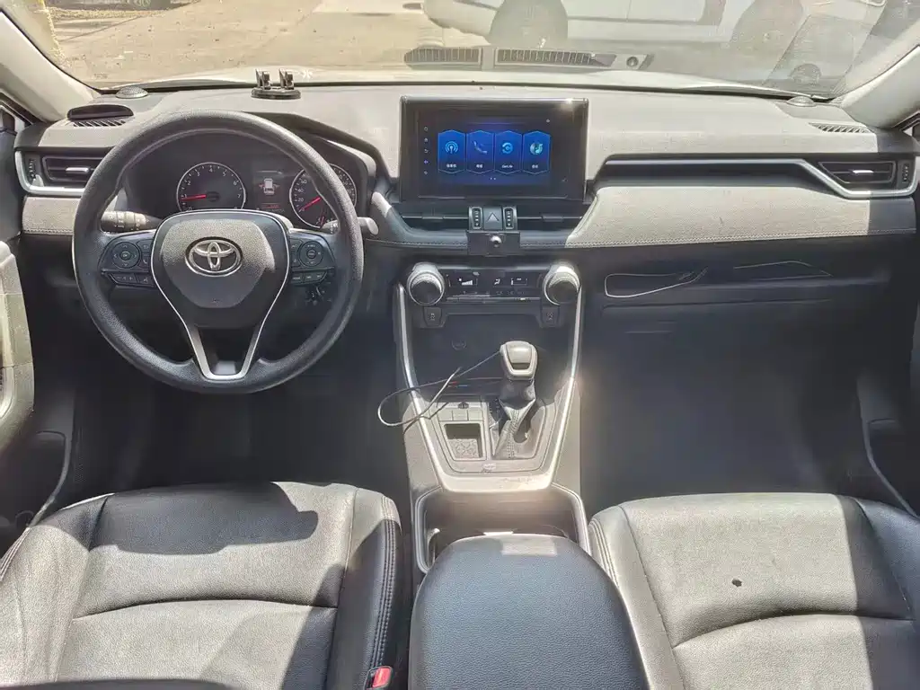 Toyota RAV4 — миниатюра 9