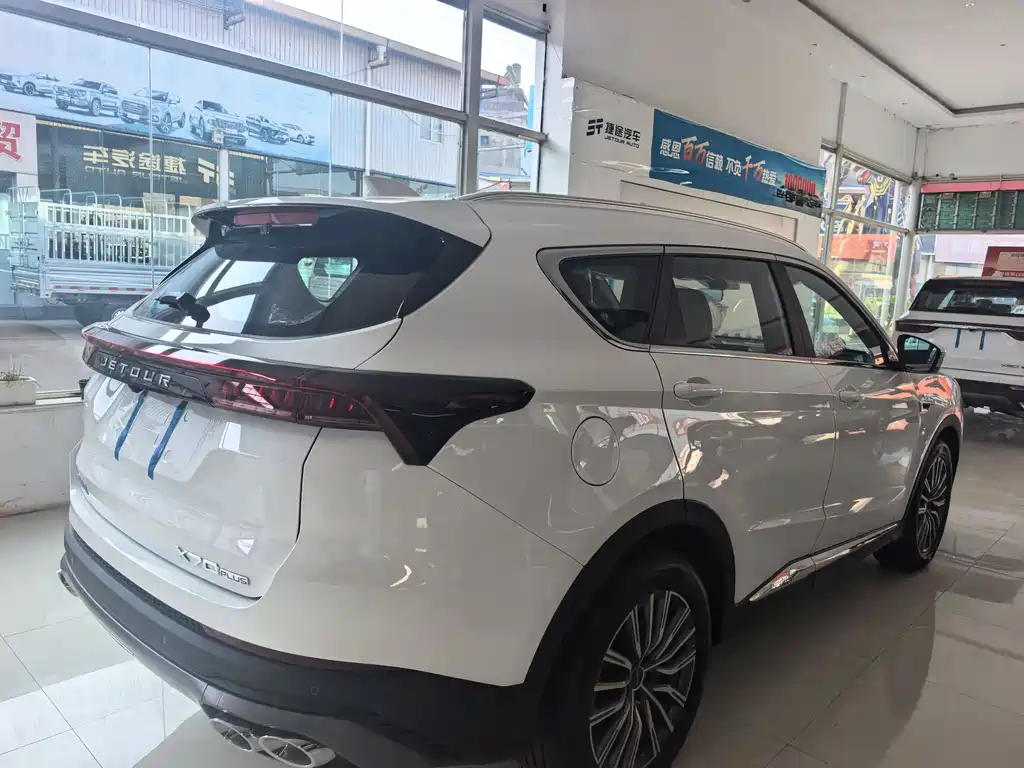 JETOUR X70 PLUS 2025 1.5T Luxury 7 мест