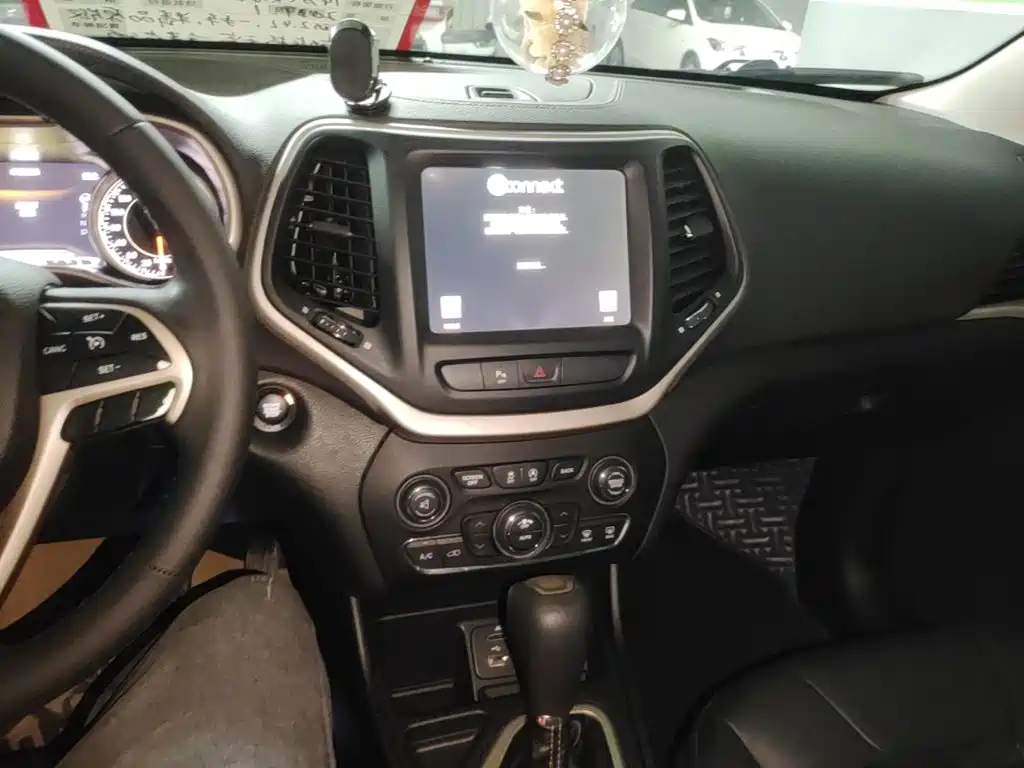 Jeep Cherokee — миниатюра 9
