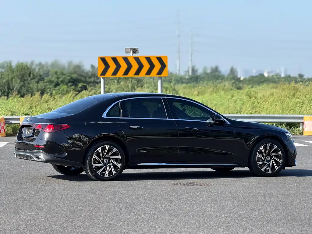 Mercedes-Benz E-Class — миниатюра 8