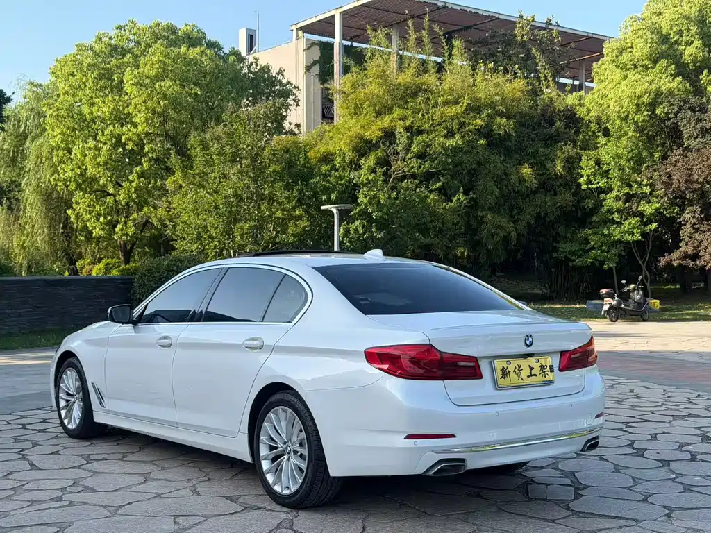 BMW 5 Series — миниатюра 7
