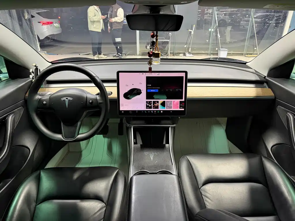Tesla Model 3 — миниатюра 7
