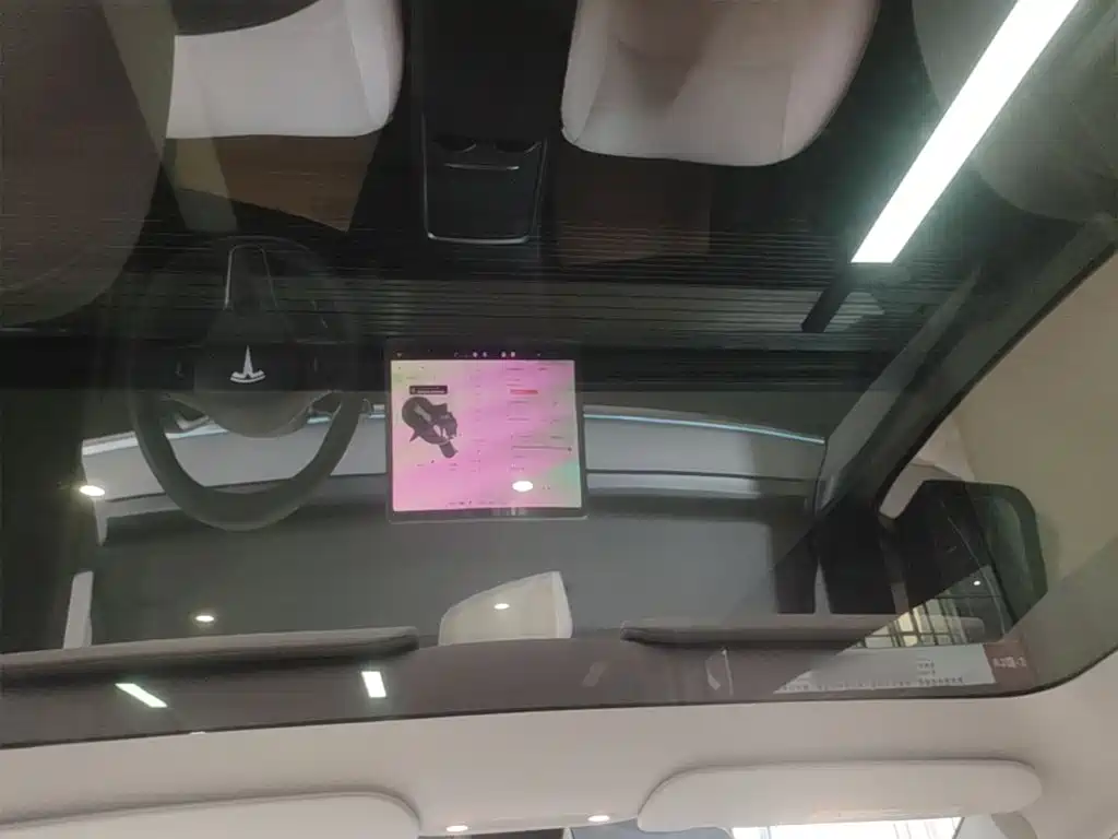 Tesla Model Y — миниатюра 18