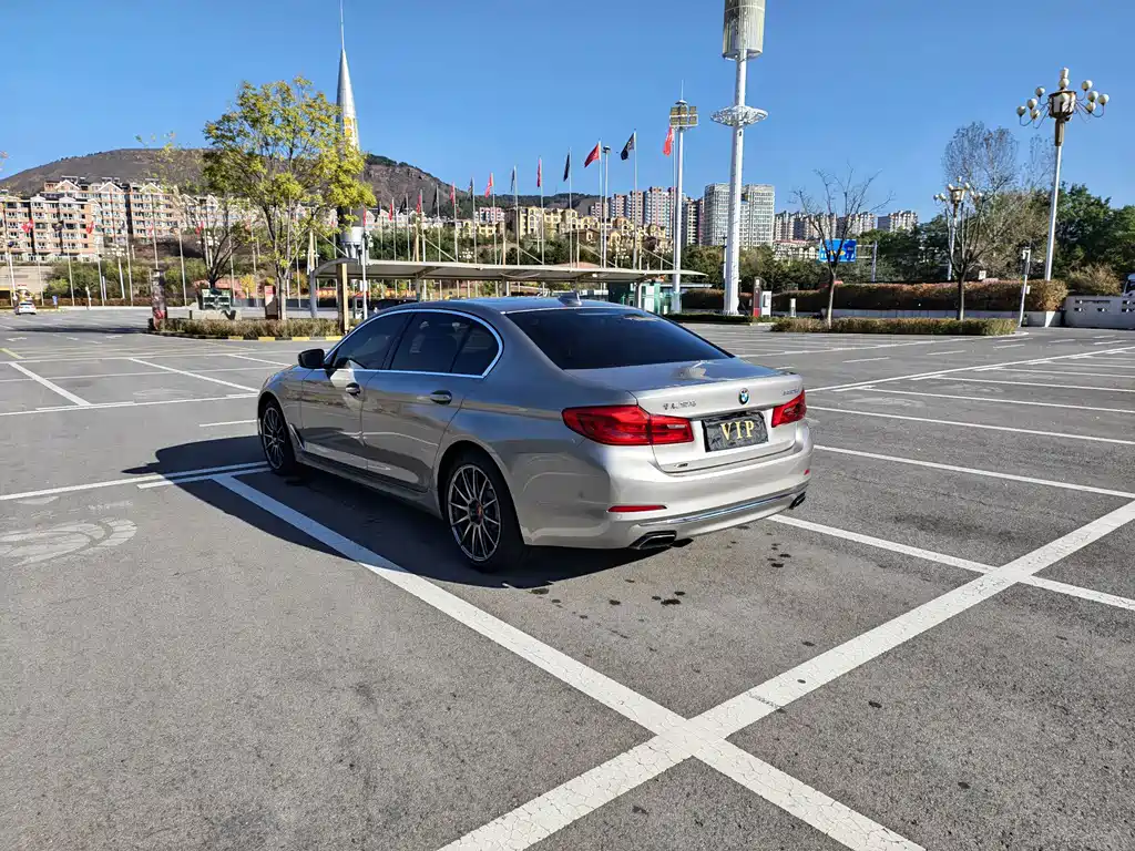 BMW 5 Series — миниатюра 7
