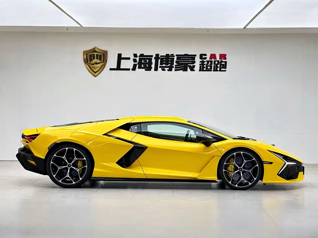 LAMBORGHINI REVUELTO