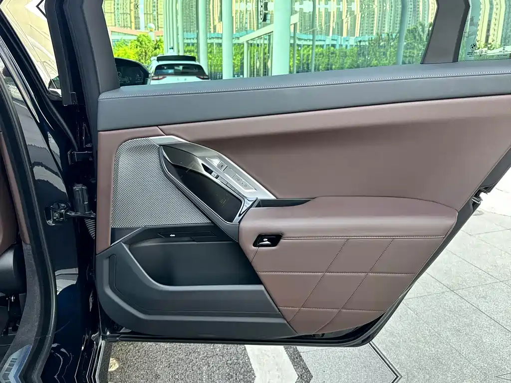 BMW 7 Series — миниатюра 21