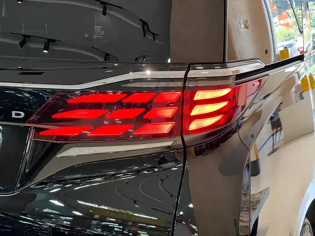 Toyota Alphard — миниатюра 21