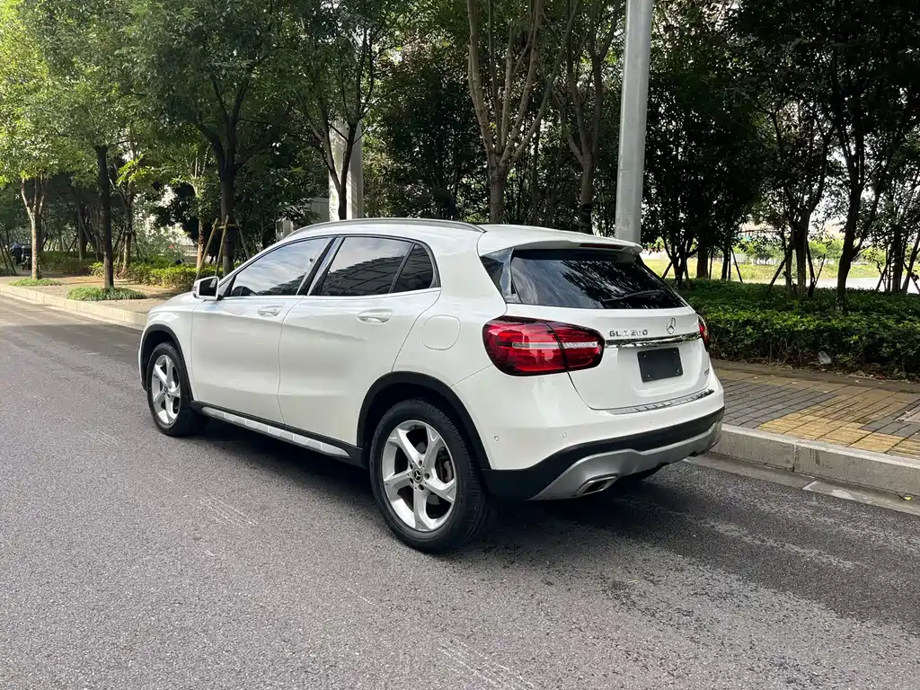 MERCEDES-BENZ GLA
