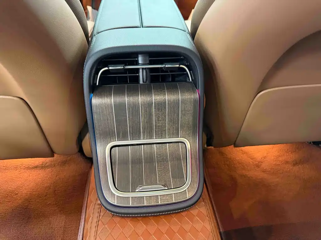 Mercedes-Benz E-Class — миниатюра 10