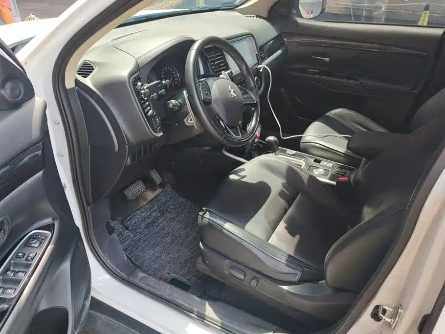 Mitsubishi Outlander — миниатюра 9