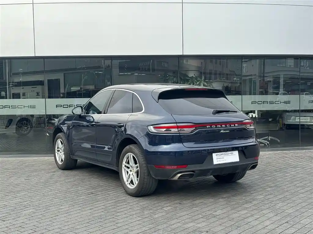 PORSCHE MACAN