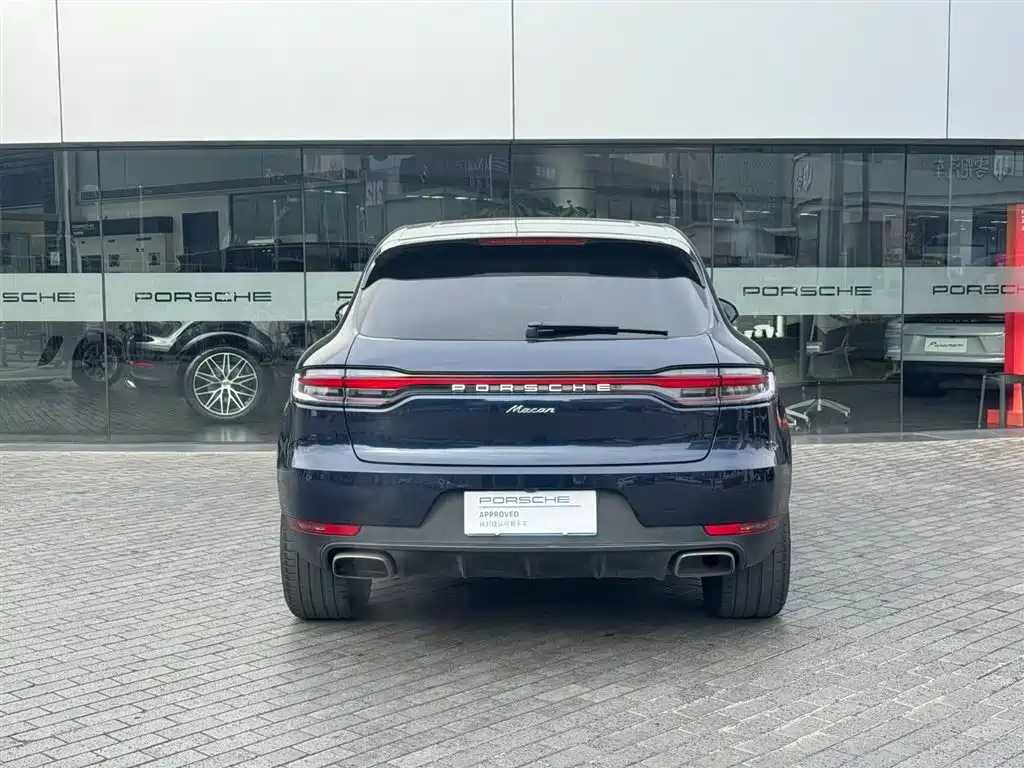 PORSCHE MACAN