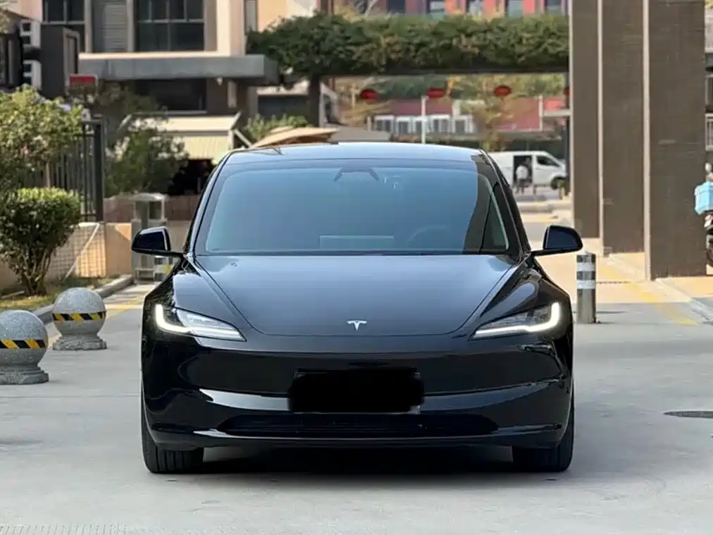 Tesla Model 3 — миниатюра 2