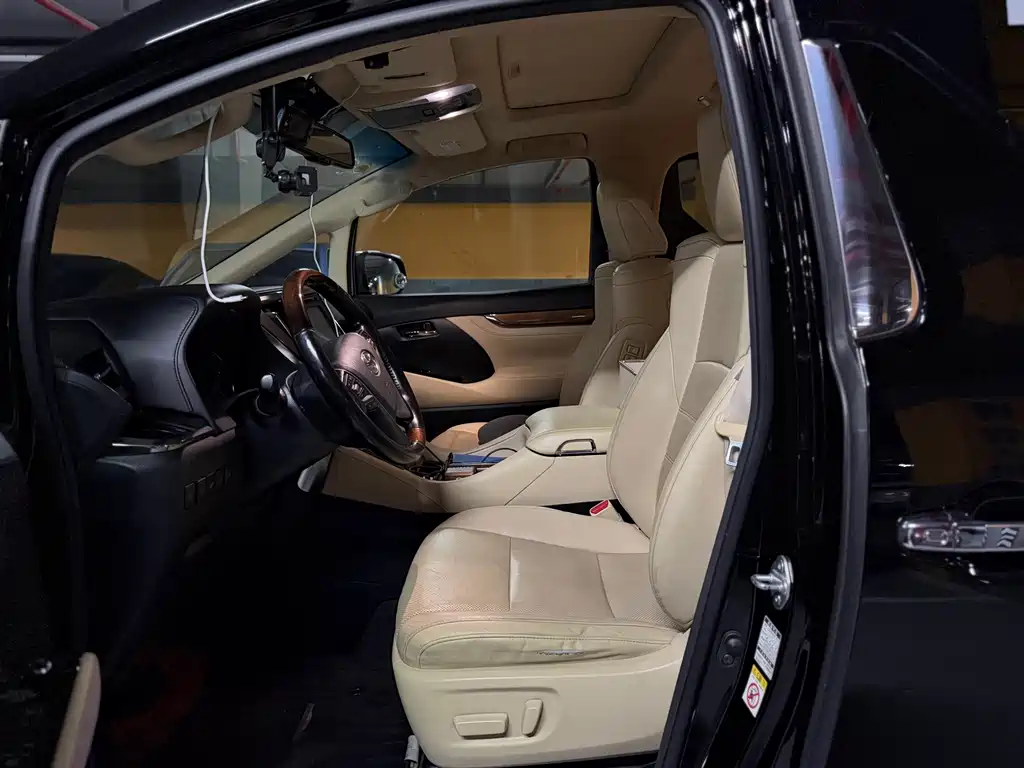 Toyota Alphard — миниатюра 5