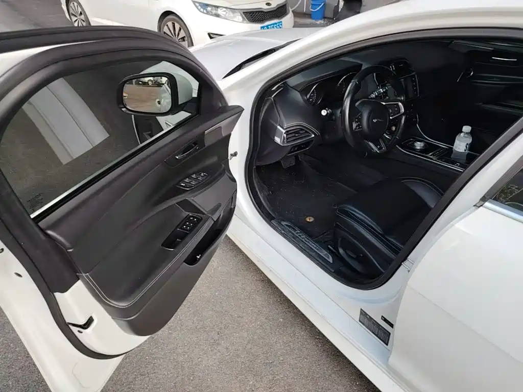 Jaguar XE — миниатюра 16