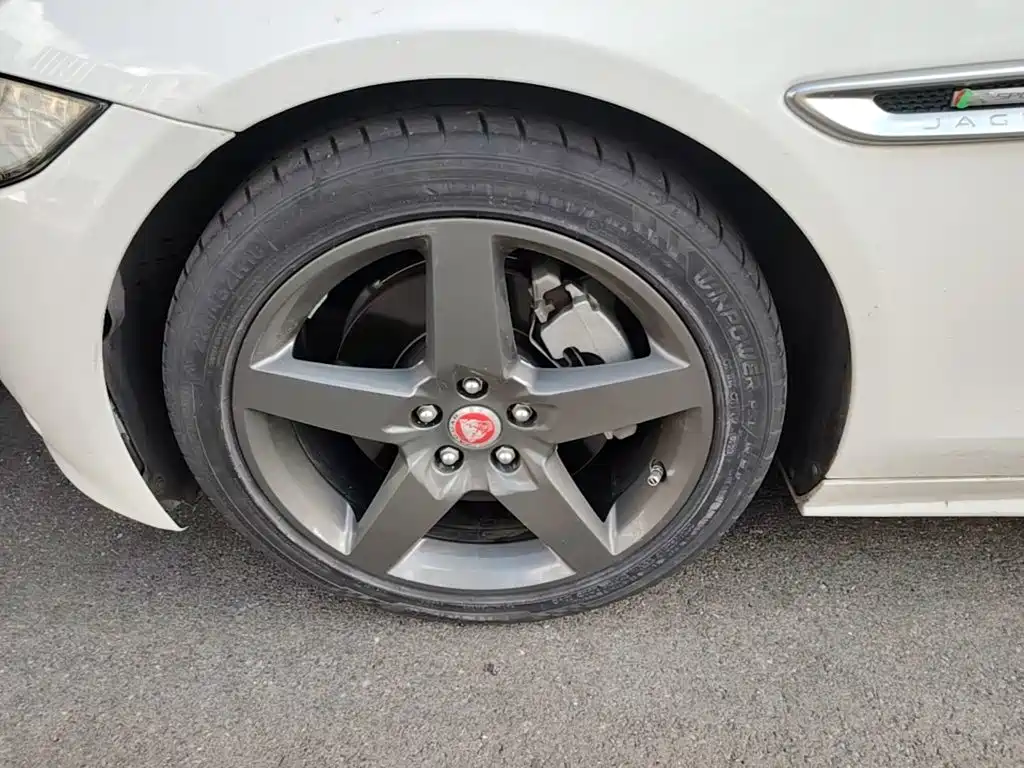Jaguar XE — миниатюра 23