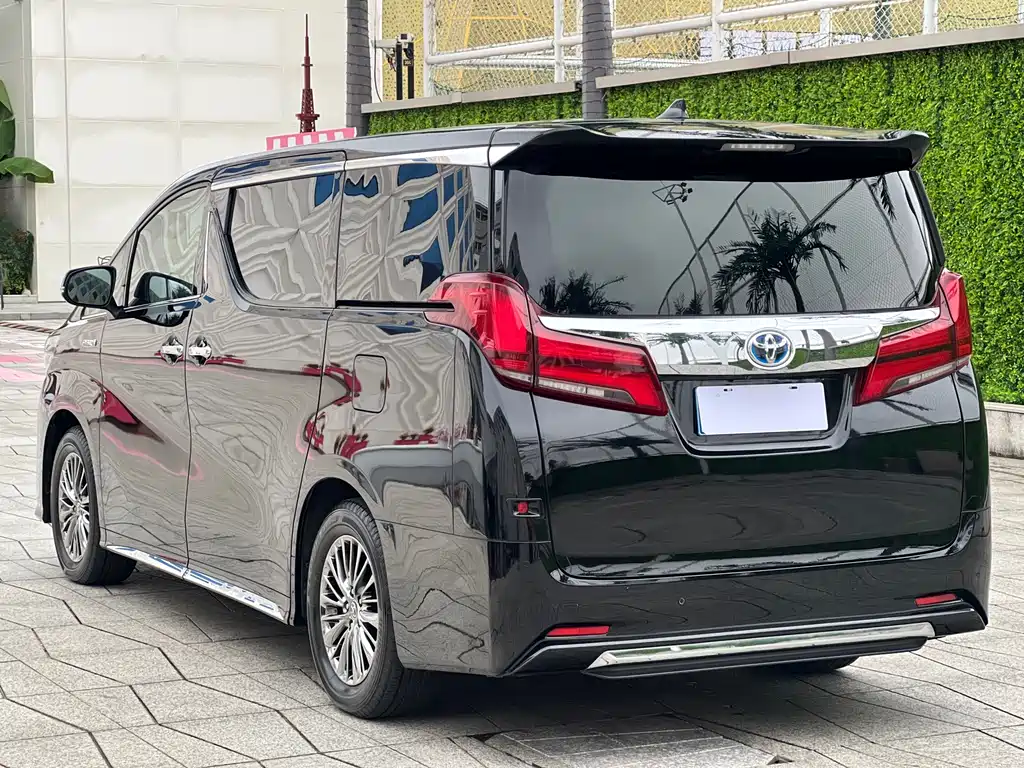 Toyota Alphard — миниатюра 4