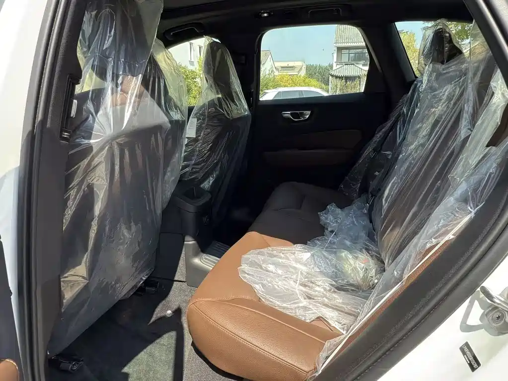 Volvo XC60 PHEV — миниатюра 5