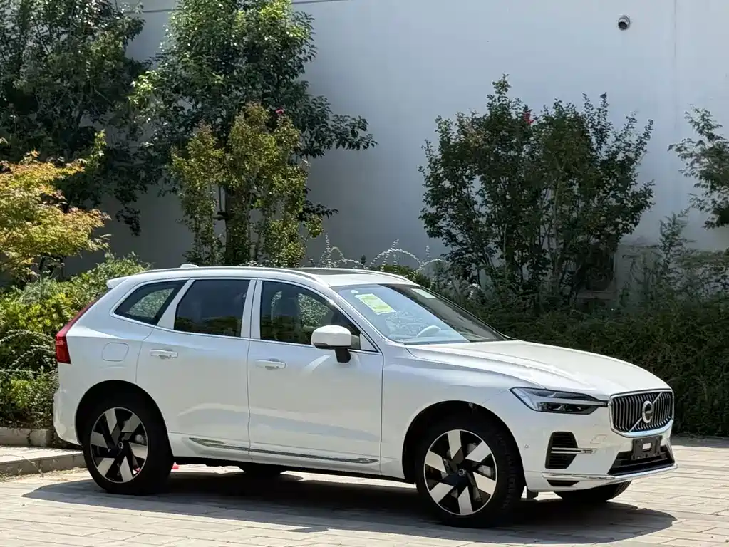 Volvo XC60 PHEV — миниатюра 3