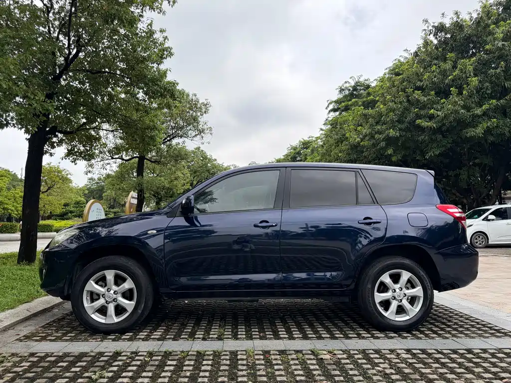 Toyota RAV4 — миниатюра 4