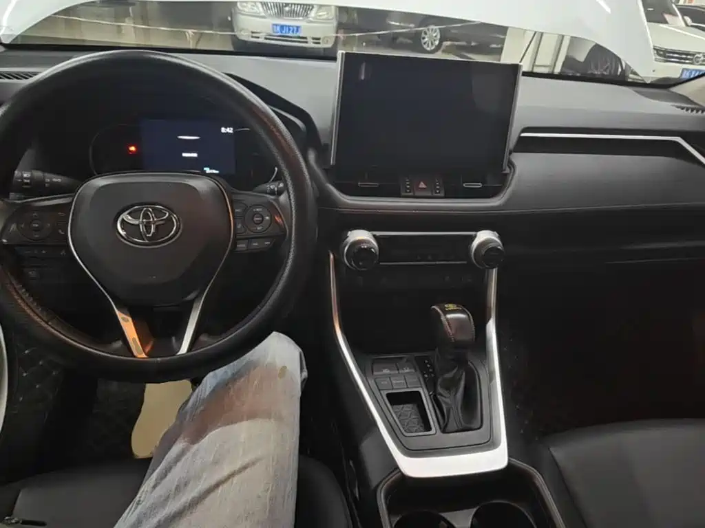 Toyota RAV4 — миниатюра 10