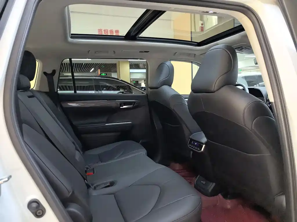 Toyota Highlander 2024 2.5L Luxury 7 мест
