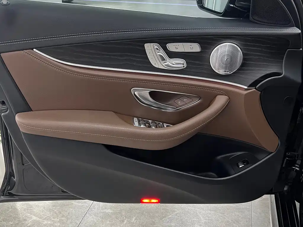 Mercedes-Benz E-Class — миниатюра 11
