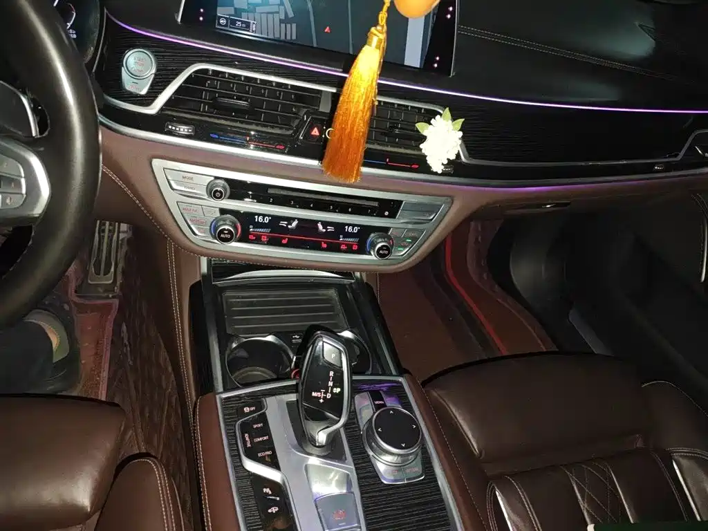 BMW 7 Series — миниатюра 14