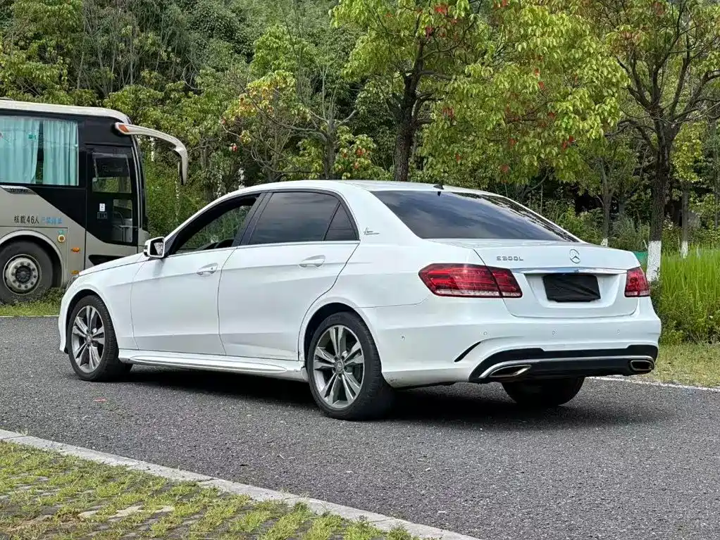 Mercedes-Benz E-Class — миниатюра 7