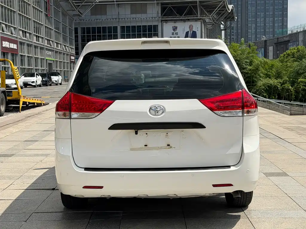 Toyota Sienna — миниатюра 5