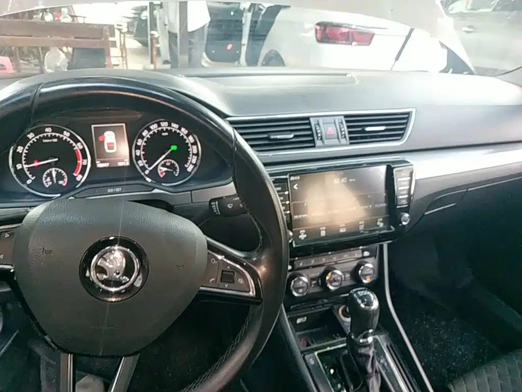 Skoda Superb — миниатюра 10